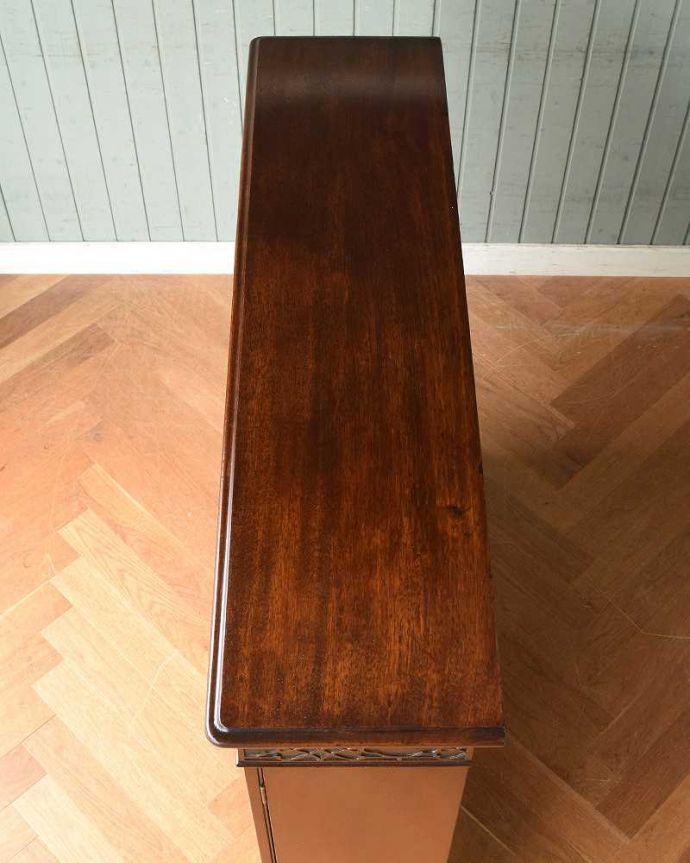 アンティークのキャビネット アンティーク家具 英国スタイルのアンティーク家具、シノワズリなブックケース(ガラスキャビネット)。天板もキレイに仕上げました。(q-1375-f)