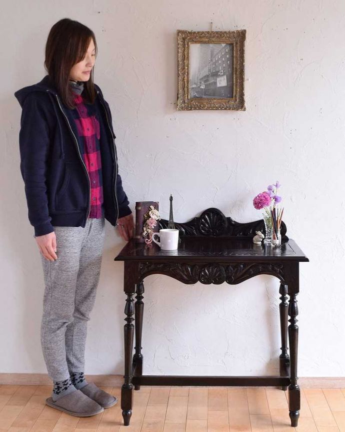 アンティークのデスク・書斎机　アンティーク家具　彫刻が美しいアンティーク家具、英国のホールテーブル（オーク材）。壁からお部屋を彩ってくれるアンティーク家具コンソールテーブルは見せる場所を作ってくれる最強のアンティーク家具。(q-1376-f)