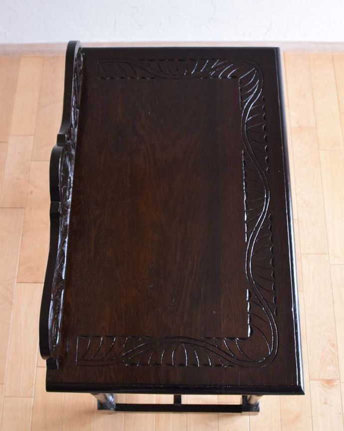 アンティークのデスク・書斎机　アンティーク家具　彫刻が美しいアンティーク家具、英国のホールテーブル（オーク材）。天板はテーブル代わりに使えます上から天板を見ると、こんな感じでキレイに仕上げました。(q-1376-f)