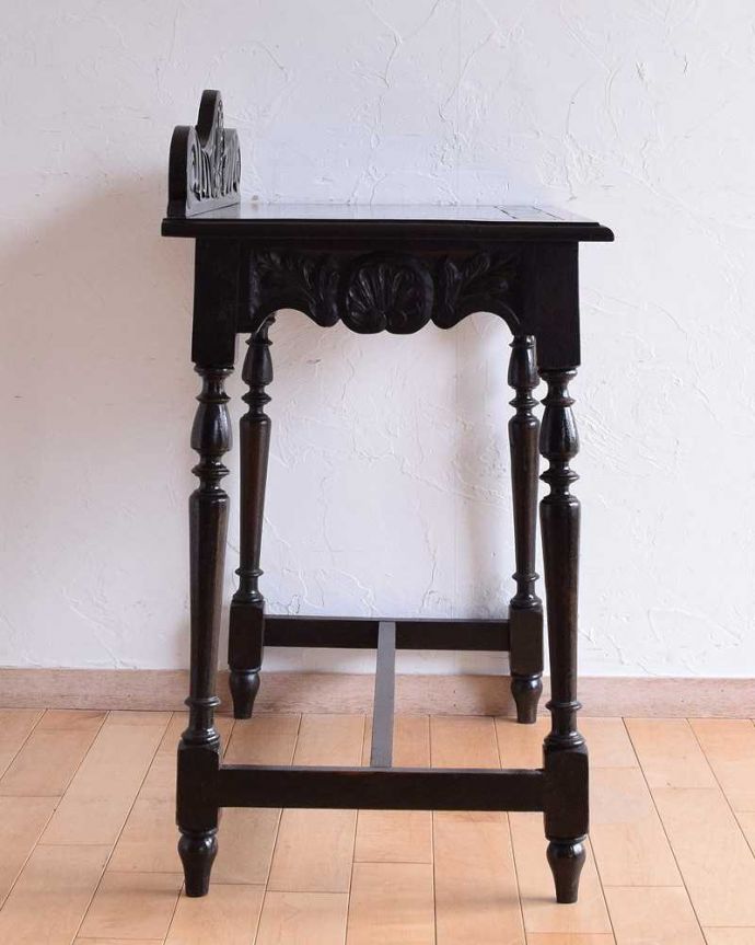 アンティークのデスク・書斎机　アンティーク家具　彫刻が美しいアンティーク家具、英国のホールテーブル（オーク材）。横から見ても素敵ですもちろん横から見られることも考えて、しっかり修復してあります。(q-1376-f)