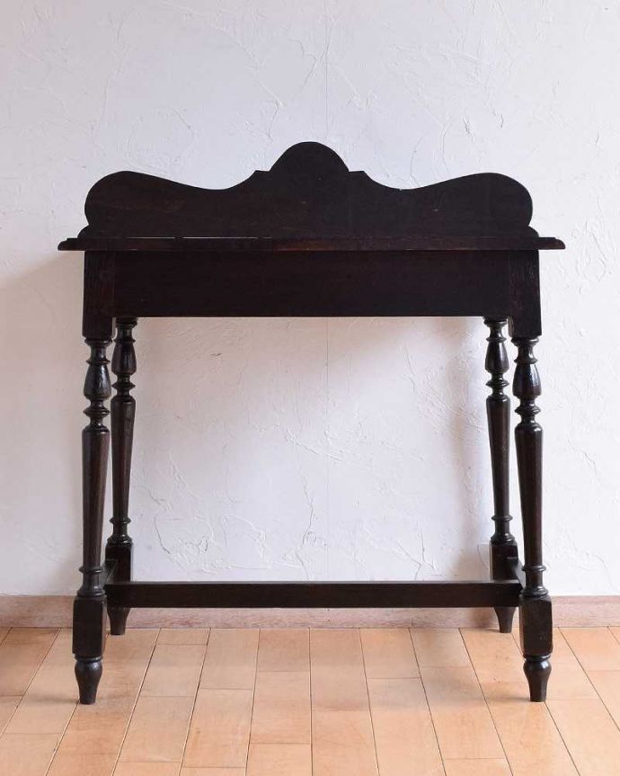 アンティークのデスク・書斎机　アンティーク家具　彫刻が美しいアンティーク家具、英国のホールテーブル（オーク材）。しっかり修復しましたアンティークは新品ではないので、もちろん経年変化によるキズはありますが、Handleでは専門の職人がしっかり修復したものだけをお送りしているので後ろ姿もキレイです。(q-1376-f)