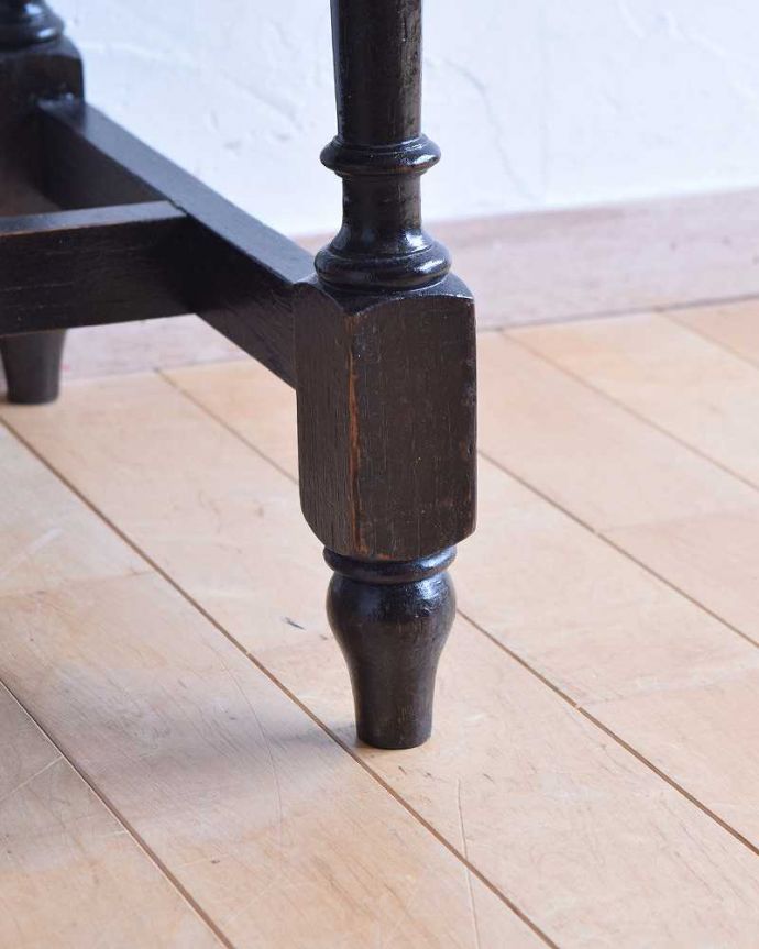 アンティークのデスク・書斎机　アンティーク家具　彫刻が美しいアンティーク家具、英国のホールテーブル（オーク材）。移動もラクラクですHandleのアンティークは、脚の裏にフェルトキーパーをお付けしています。(q-1376-f)