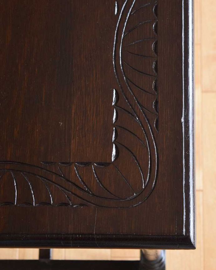 アンティークのデスク・書斎机　アンティーク家具　彫刻が美しいアンティーク家具、英国のホールテーブル（オーク材）。修復には自信がありますHandleでは専門の職人が修復する際、古い塗装を剥離してキレイにお直ししています。(q-1376-f)