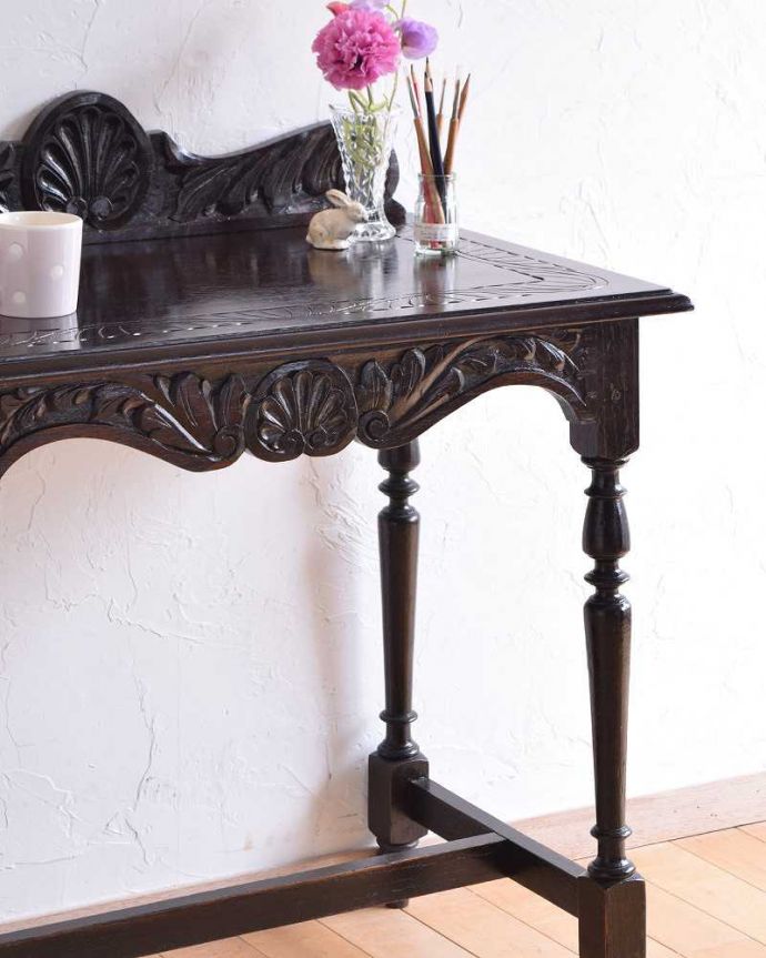 アンティークのデスク・書斎机　アンティーク家具　彫刻が美しいアンティーク家具、英国のホールテーブル（オーク材）。美しいデザインが印象的実用性を求めない見せ場を作ってくれるコンソールは、何より見た目が重要。(q-1376-f)