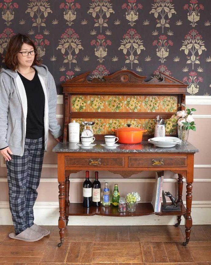 サイドボード　アンティーク家具　英国からの輸入家具、お花のタイルが美しいアンティークのウォッシュハンドスタンド。アンティークでしか手に入らない家具まだ水道の発達していない時代に洗面所として必ず使われていたウォッシュスタンド。(q-1377-f)