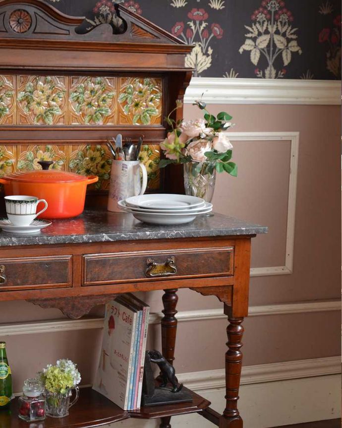 サイドボード　アンティーク家具　英国からの輸入家具、お花のタイルが美しいアンティークのウォッシュハンドスタンド。タイルと天然大理石の美しいコラボ洗面器を置いて顔や手を洗う用に使っていた家具には、水が弾いてもいいようにタイルと天然大理石の贅沢な素材が使われています。(q-1377-f)