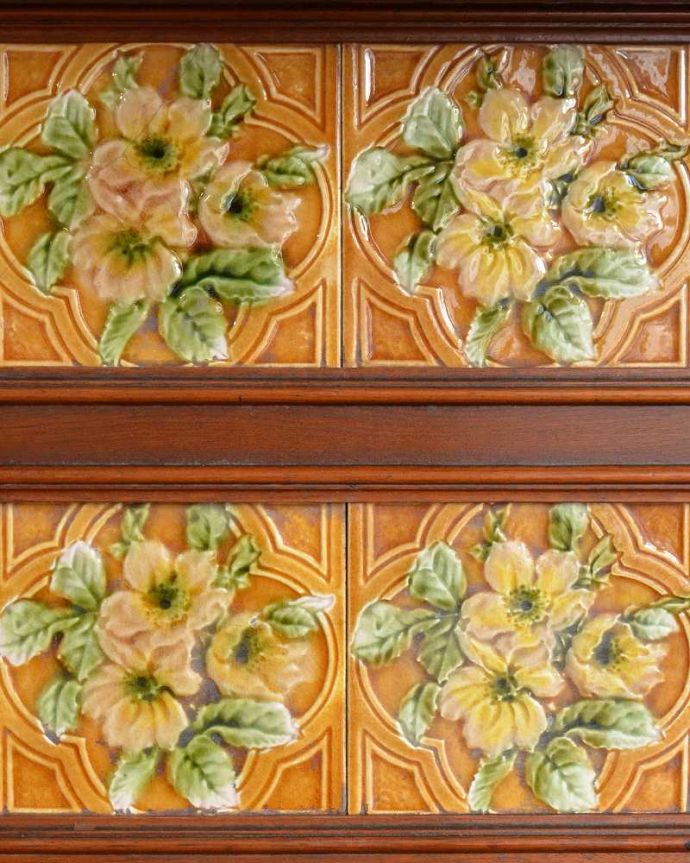 サイドボード　アンティーク家具　英国からの輸入家具、お花のタイルが美しいアンティークのウォッシュハンドスタンド。アンティークだけが持つ独特の風合い美しい模様のアンティークタイルにうっとり･･･年月を経たアンティークタイルだけが持つ魅力を楽しんでください。(q-1377-f)