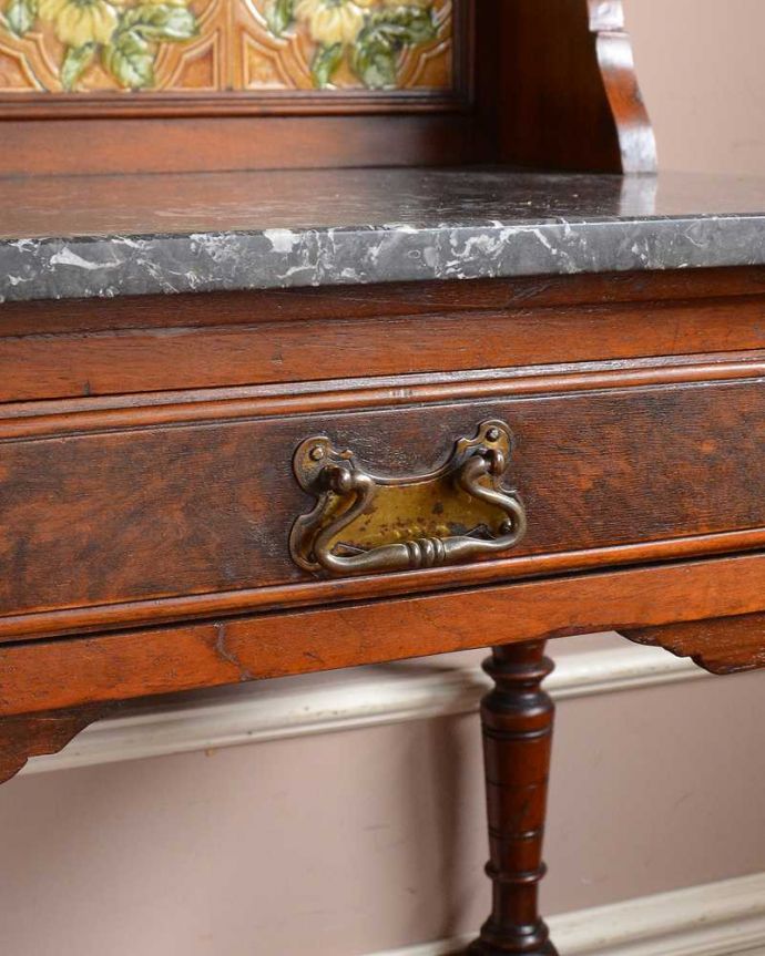 サイドボード　アンティーク家具　英国からの輸入家具、お花のタイルが美しいアンティークのウォッシュハンドスタンド。開ける度になんだかワクワク引き出しの取っ手も可愛いデザイン。(q-1377-f)