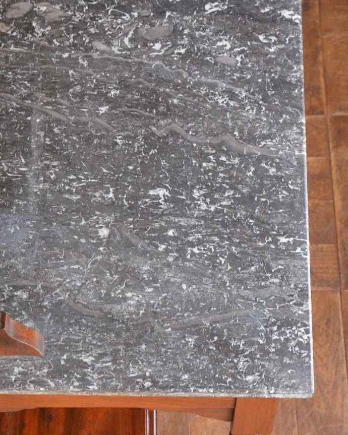 サイドボード　アンティーク家具　英国からの輸入家具、お花のタイルが美しいアンティークのウォッシュハンドスタンド。コンディションもバッチリ！天然大理石はコンディションが一番大事なポイント。(q-1377-f)