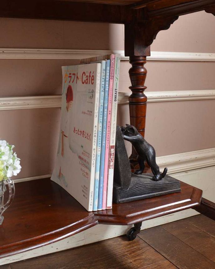 サイドボード　アンティーク家具　英国からの輸入家具、お花のタイルが美しいアンティークのウォッシュハンドスタンド。雑誌も収納出来る実力派A4サイズの雑誌も立てて収納できるから、いろんな場所で便利に使って下さい。(q-1377-f)