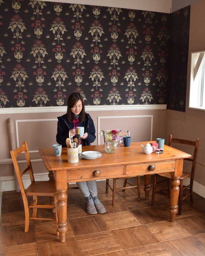 アンティークのテーブル アンティーク家具 引き出し付きのパインテーブル、カントリースタイルのアンティーク家具。ほっこりとした表情に癒されますオールドパイン材のテーブルは、独特の木目が特長。(q-1378-f)