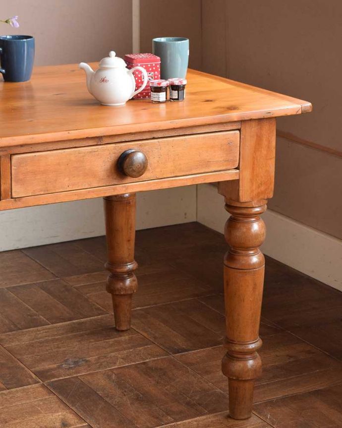 アンティークのテーブル アンティーク家具 引き出し付きのパインテーブル、カントリースタイルのアンティーク家具。ポコポコっとした可愛らしい脚脚のデザインもぬくもりあるやさしいデザイン。(q-1378-f)