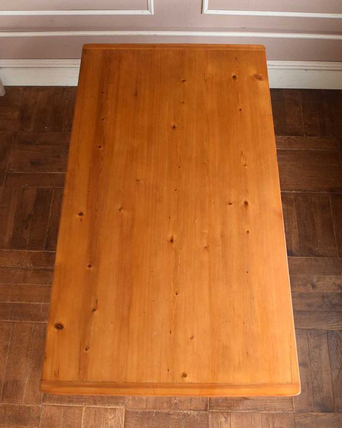 アンティークのテーブル アンティーク家具 引き出し付きのパインテーブル、カントリースタイルのアンティーク家具。天板はキレイに修復しました。(q-1378-f)