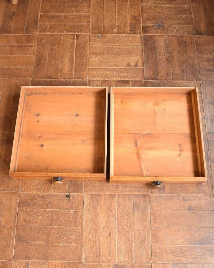 アンティークのテーブル アンティーク家具 引き出し付きのパインテーブル、カントリースタイルのアンティーク家具。引き出しの中も、もちろんキレイです。(q-1378-f)