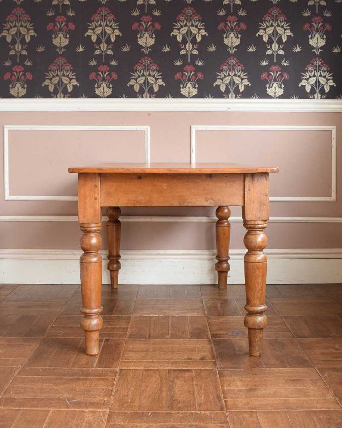 アンティークのテーブル アンティーク家具 引き出し付きのパインテーブル、カントリースタイルのアンティーク家具。こっち側もキレイです!アンティークは新品ではないので経年変化によるキズはありますが、専門の職人がしっかり修復したので360度どの角度から見てもキレイです。(q-1378-f)