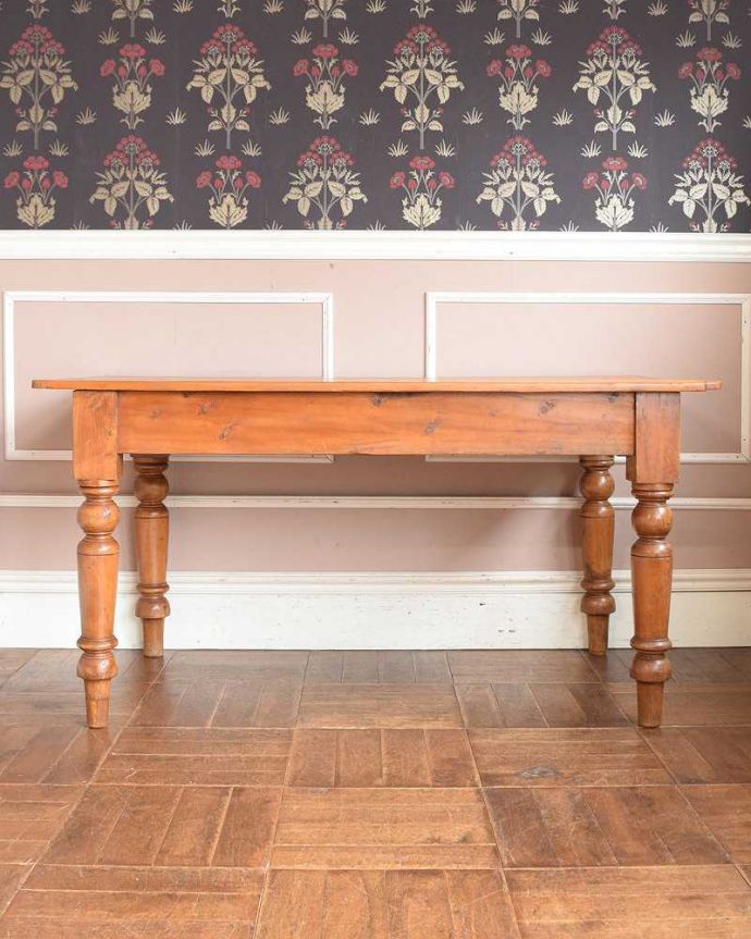 アンティークのテーブル アンティーク家具 引き出し付きのパインテーブル、カントリースタイルのアンティーク家具。横から見てみると・・・テーブルを横から見るとこんな感じ。(q-1378-f)