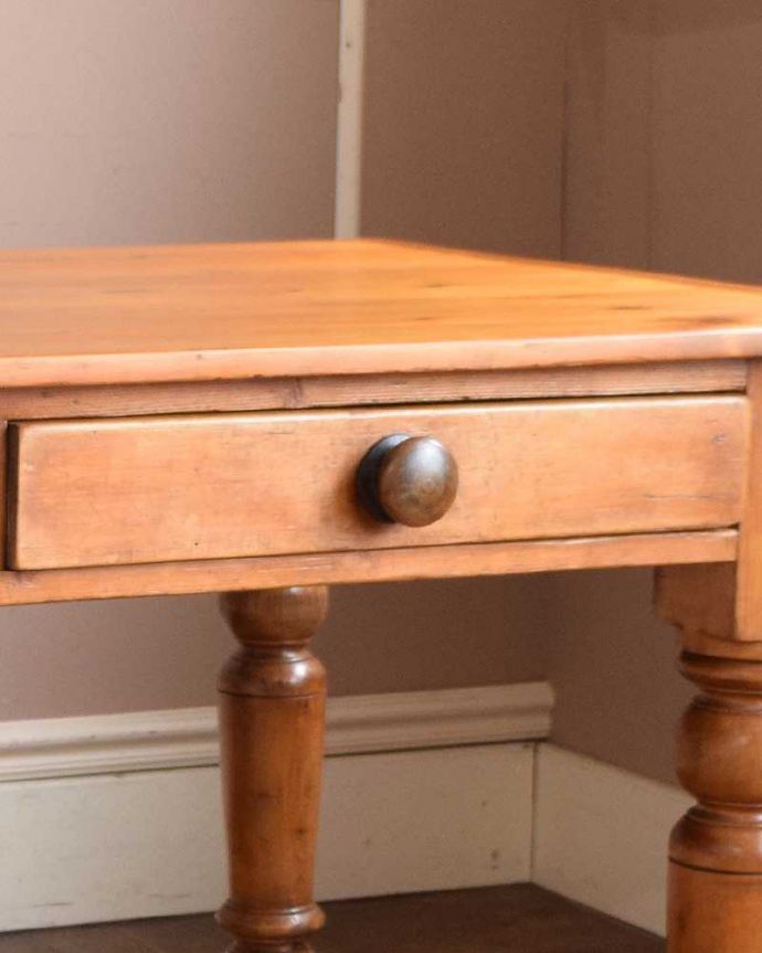 アンティークのテーブル アンティーク家具 引き出し付きのパインテーブル、カントリースタイルのアンティーク家具。何かと便利な引き出し付きテーブルの引き出しは、いろいろ便利に使えます。(q-1378-f)