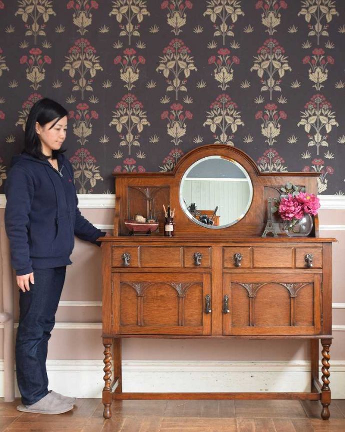 アンティークのキャビネット アンティーク家具 重厚感ある英国輸入のアンティーク家具、ミラーバック サイドボード。鏡がキラっと輝くサイドボード光を取り込んでキラキラ輝くミラーは、まだ電気が発達していなかった時代に太陽や蝋燭の灯りを反射させて部屋を明るくするために付けられたもの。(q-1380-f)