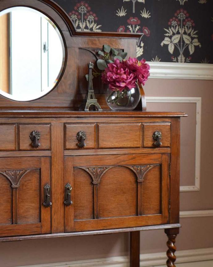 アンティークのキャビネット アンティーク家具 重厚感ある英国輸入のアンティーク家具、ミラーバック サイドボード。見た目の美しさとたっぷりの収納力が魅力もともとダイニングでサーブ用の家具として造られた英国らしいアンティーク家具。(q-1380-f)