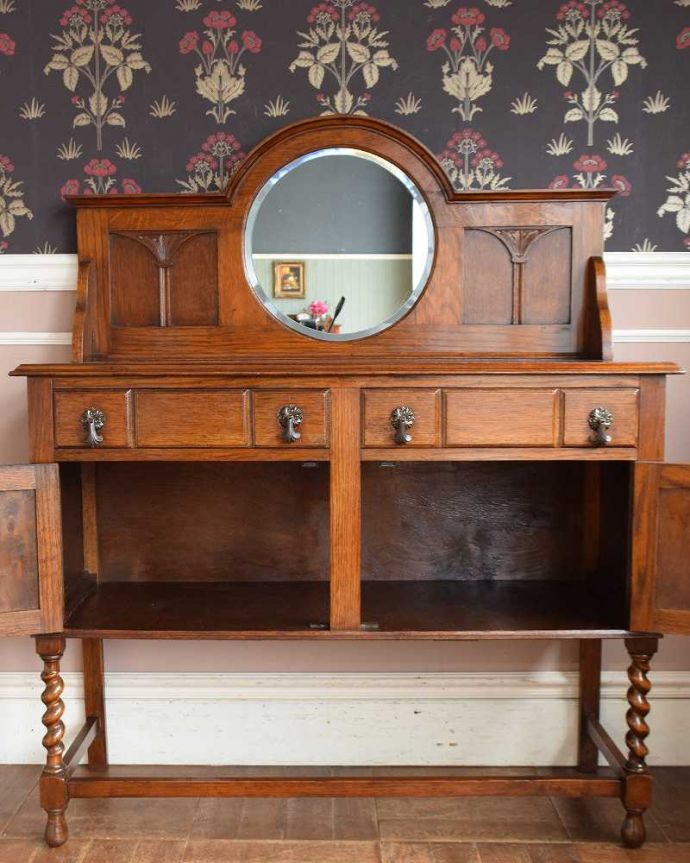 アンティークのキャビネット アンティーク家具 重厚感ある英国輸入のアンティーク家具、ミラーバック サイドボード。扉を開けて中を見てみると・・・扉の中の収納はこんな感じになっています。(q-1380-f)