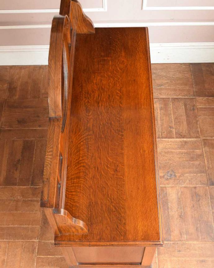 アンティークのキャビネット アンティーク家具 重厚感ある英国輸入のアンティーク家具、ミラーバック サイドボード。天板もしっかりキレイに修復しました。(q-1380-f)