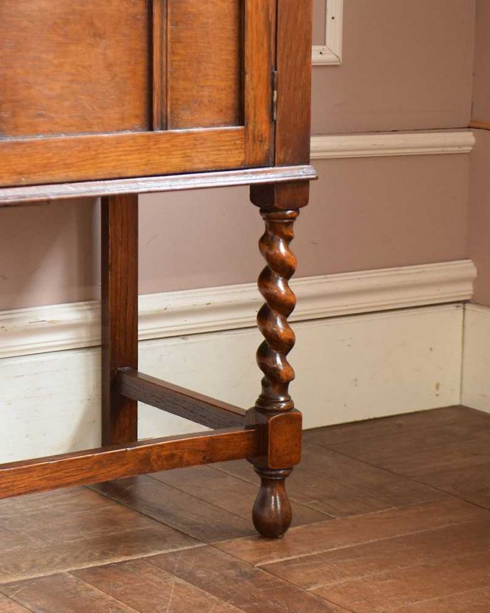 アンティークのキャビネット アンティーク家具 重厚感ある英国輸入のアンティーク家具、ミラーバック サイドボード。女性でも運べちゃう理由は・・・Handleのアンティークは、脚の裏にフェルトキーパーをお付けしていますので、重い家具でも床を滑らせれて移動する事が出来ます。(q-1380-f)