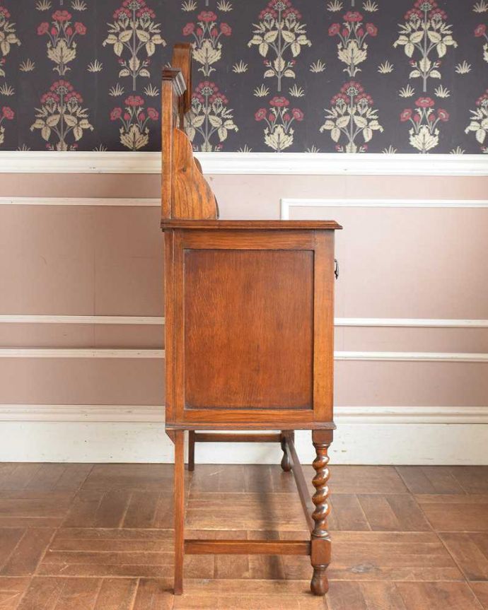 アンティークのキャビネット アンティーク家具 重厚感ある英国輸入のアンティーク家具、ミラーバック サイドボード。横から見た姿もステキ横から見てみるとこんな感じです。(q-1380-f)