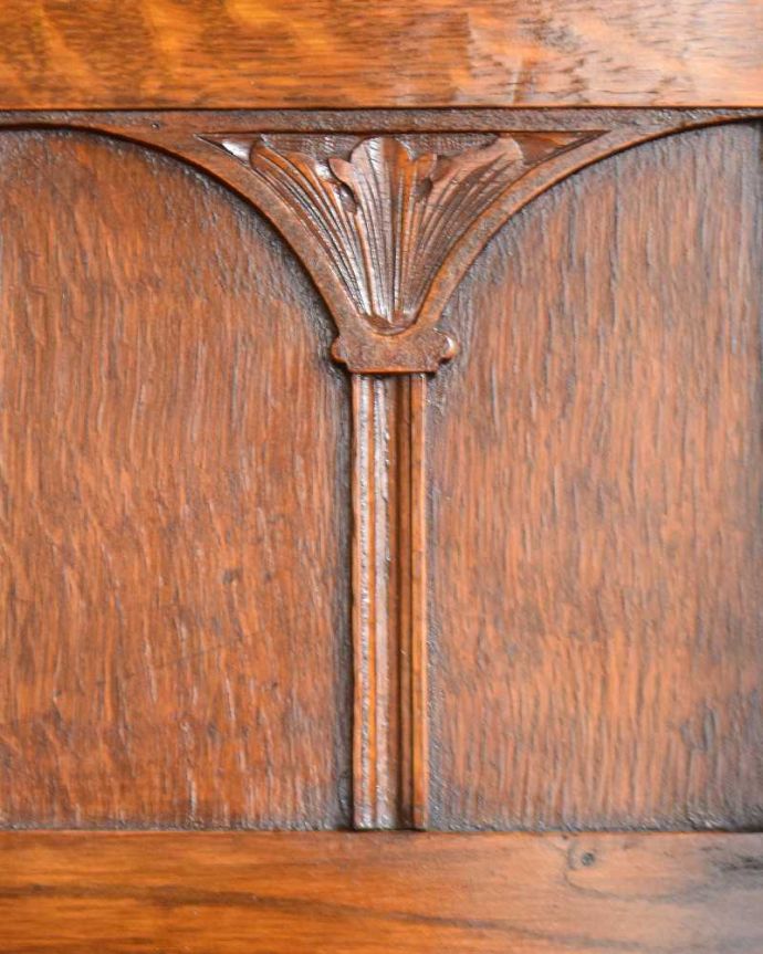 アンティークのキャビネット アンティーク家具 重厚感ある英国輸入のアンティーク家具、ミラーバック サイドボード。英国アンティークらしさアンティークらしい丁寧な装飾。(q-1380-f)