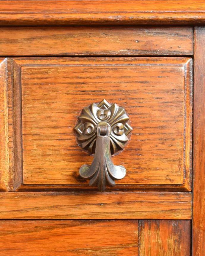 アンティークのキャビネット アンティーク家具 重厚感ある英国輸入のアンティーク家具、ミラーバック サイドボード。開けるたびに、ワクワクしちゃう。(q-1380-f)