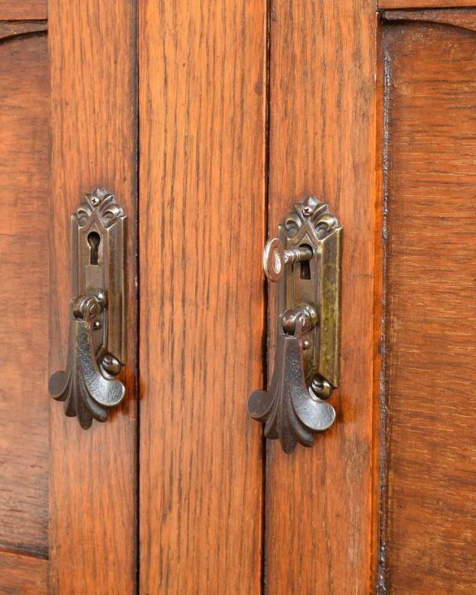 アンティークのキャビネット アンティーク家具 重厚感ある英国輸入のアンティーク家具、ミラーバック サイドボード。小さなパーツにもこだわりが取っ手だけを見ても現代の家具より質感がいいのがわかります。(q-1380-f)