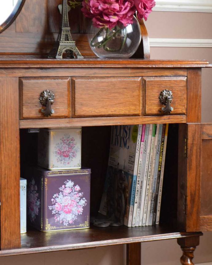 アンティークのキャビネット アンティーク家具 重厚感ある英国輸入のアンティーク家具、ミラーバック サイドボード。扉の中は収納たっぷりA4サイズの雑誌までしっかり収納出来ちゃう大きさ。(q-1380-f)