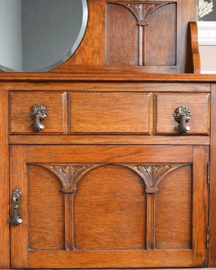 アンティークのキャビネット アンティーク家具 重厚感ある英国輸入のアンティーク家具、ミラーバック サイドボード。アンティークらしい素敵な取っ手デザインが美しい取っ手。(q-1380-f)