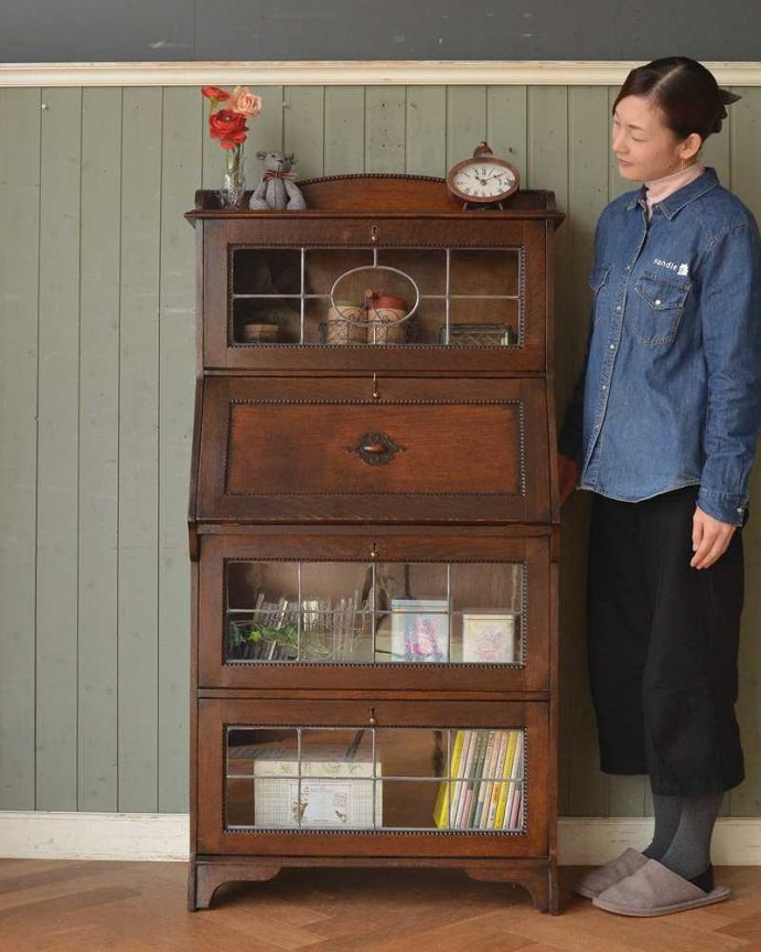 ビューロー　アンティーク家具　ガラスにステンドグラスがはめ込まれたアンティークのビューローブックケース。1つで3役こなしちゃう贅沢な家具見た目はガラスキャビネットなのに、デスクとチェストの機能も備えたビューローブックケース。(q-1381-f)