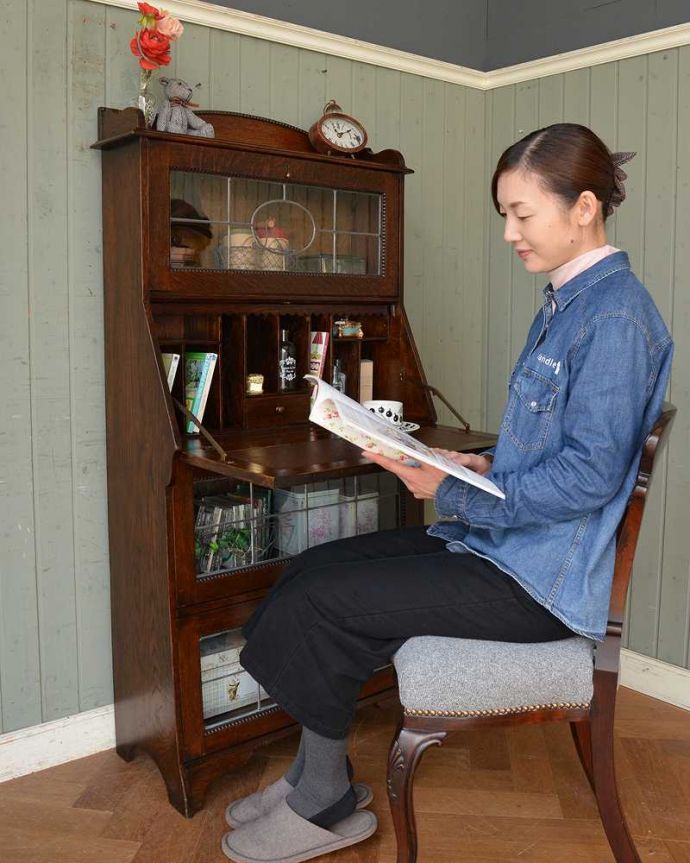 ビューロー　アンティーク家具　ガラスにステンドグラスがはめ込まれたアンティークのビューローブックケース。あっという間に自分だけの贅沢デスク扉を前に倒すとデスクが登場。(q-1381-f)