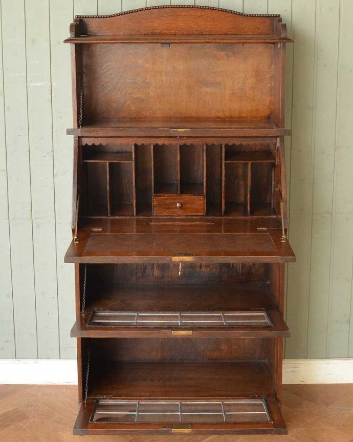 ビューロー　アンティーク家具　ガラスにステンドグラスがはめ込まれたアンティークのビューローブックケース。美しいガラス扉の中身は･･･専門の職人がしっかり修復したので、扉の中もこんな感じでキレイです。(q-1381-f)