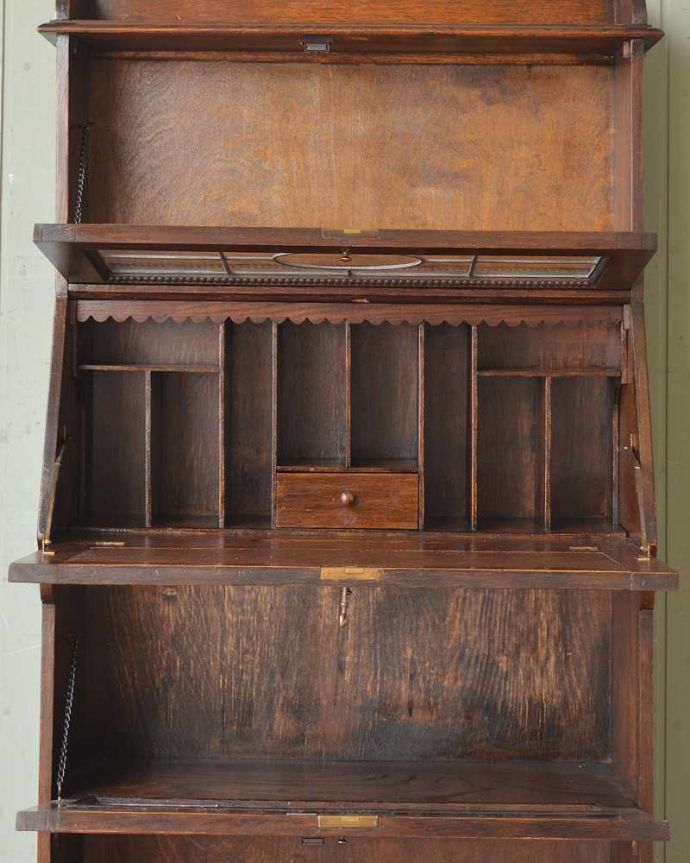 ビューロー　アンティーク家具　ガラスにステンドグラスがはめ込まれたアンティークのビューローブックケース。お片付け上手のヒミツ扉の中身はこんなに細かく仕切られています。(q-1381-f)