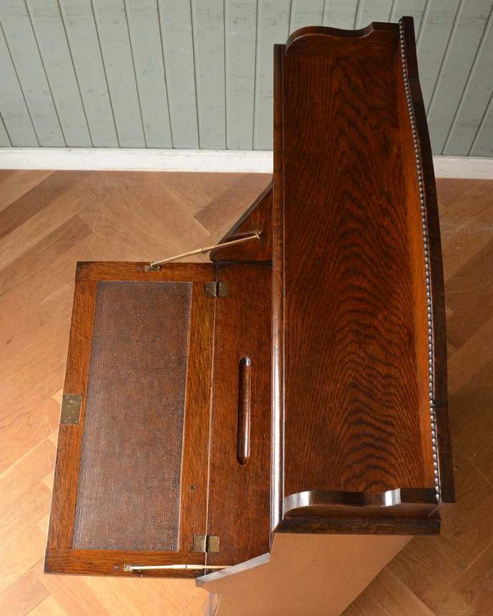 ビューロー　アンティーク家具　ガラスにステンドグラスがはめ込まれたアンティークのビューローブックケース。デスクの天板を上から見ると･･･やっぱりデスクは天板部分が気になるから、専門の職人が古い塗装を剥離してピッカピカに修復しました。(q-1381-f)