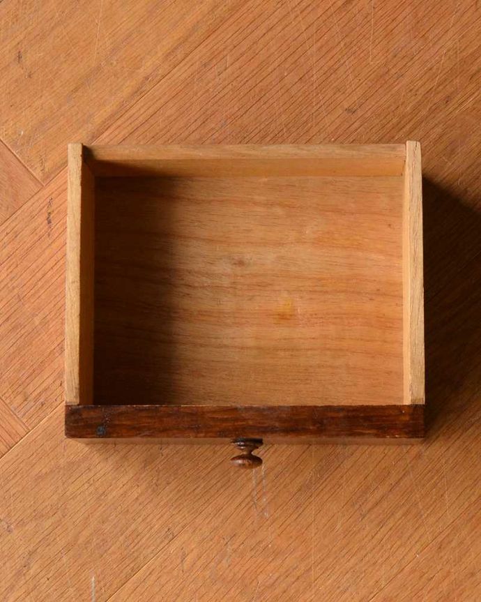 ビューロー　アンティーク家具　ガラスにステンドグラスがはめ込まれたアンティークのビューローブックケース。何でも収納できる引き出しもちろん、引き出しの中もキレイに修復しました。(q-1381-f)