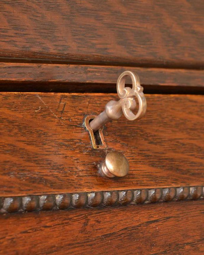 ビューロー　アンティーク家具　ガラスにステンドグラスがはめ込まれたアンティークのビューローブックケース。鍵を使って開けて下さいおとぎ話から出てきたような可愛いアンティークの鍵で開け閉め出来ます。(q-1381-f)