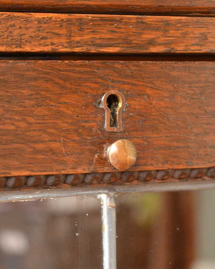 ビューロー　アンティーク家具　ガラスにステンドグラスがはめ込まれたアンティークのビューローブックケース。開けるたびに、ワクワクしちゃう。(q-1381-f)