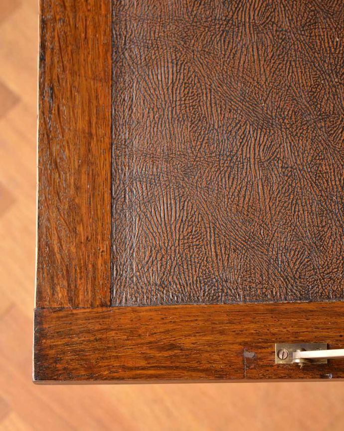 ビューロー　アンティーク家具　ガラスにステンドグラスがはめ込まれたアンティークのビューローブックケース。天板部分もキレイですやっぱりデスクの天板部分は気になるポイント。(q-1381-f)