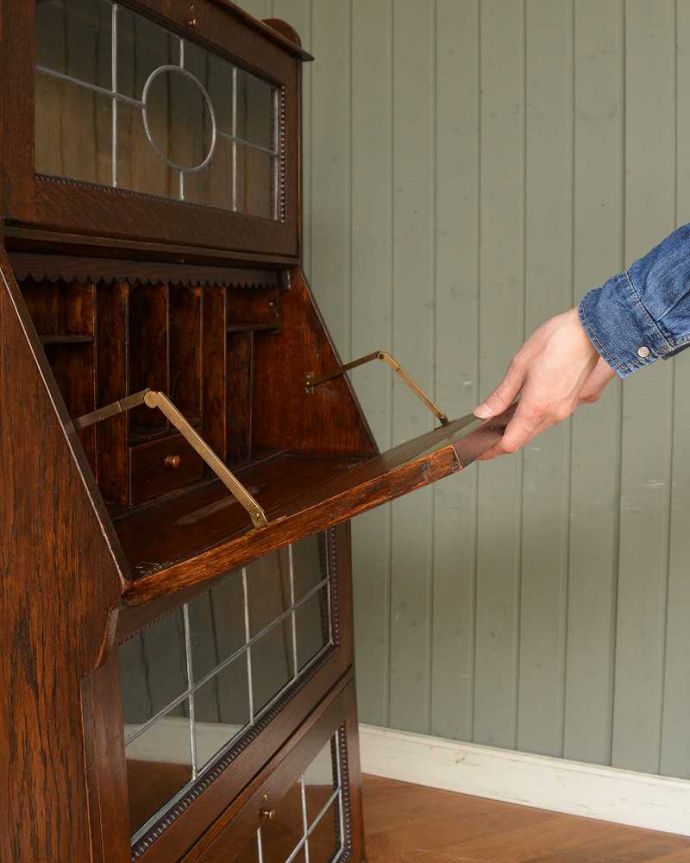 ビューロー　アンティーク家具　ガラスにステンドグラスがはめ込まれたアンティークのビューローブックケース。あっという間にデスクに変身扉を前に倒すだけで、あっという間にデスクが登場！どんな場所にも似合う「魅せるデスク」です。(q-1381-f)