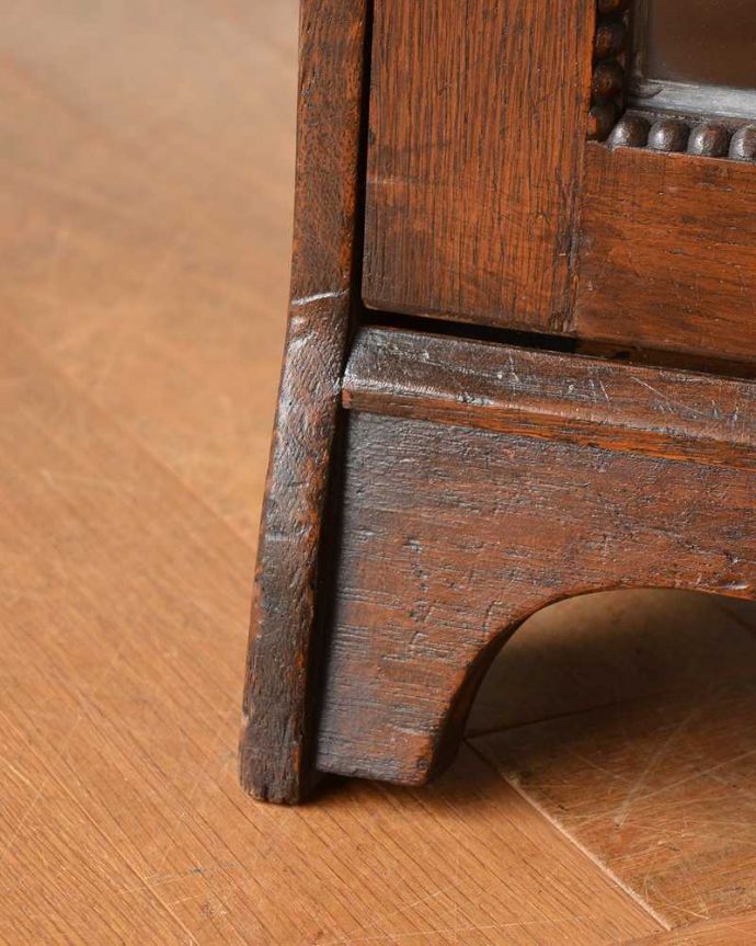 ビューロー　アンティーク家具　ガラスにステンドグラスがはめ込まれたアンティークのビューローブックケース。女性でも運べちゃう理由は･･･Handleのアンティークは、脚の裏にフェルトキーパーをお付けしていますので、重い家具でも床を滑らせれて移動する事が出来ます。(q-1381-f)