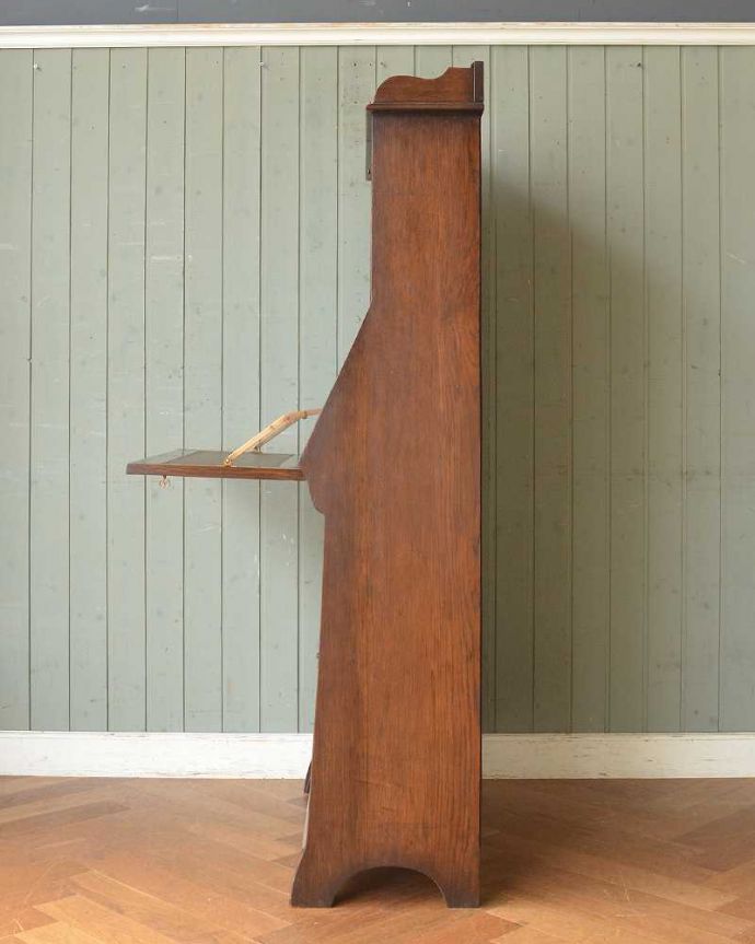 ビューロー　アンティーク家具　ガラスにステンドグラスがはめ込まれたアンティークのビューローブックケース。横から見た姿もステキ横から見てみるとこんな感じです。(q-1381-f)