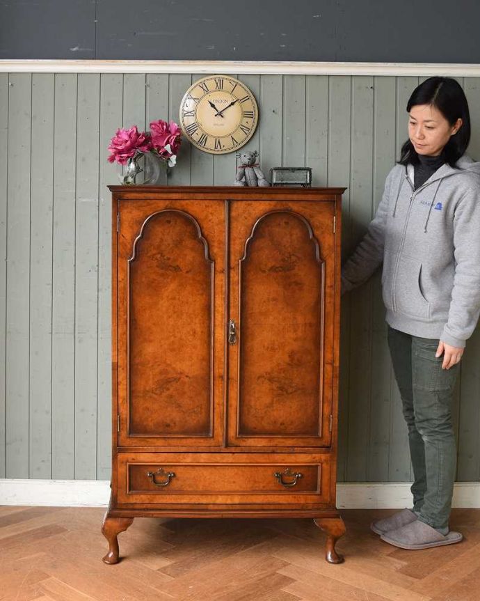アンティークのキャビネット　アンティーク家具　英国のアンティーク家具、圧迫感を感じさせないスモールローブ（ウォルナット材）。実は隠れた人気モノのアンティークアンティーク家具の中でリクエストが多いワードローブ。(q-1382-f)