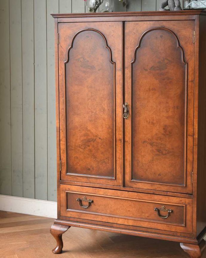 アンティークのキャビネット　アンティーク家具　英国のアンティーク家具、圧迫感を感じさせないスモールローブ（ウォルナット材）。アンティークらしい装飾が魅力サイズの大きい家具だからこそ、やっぱり美しい装飾がアンティークの魅力。(q-1382-f)