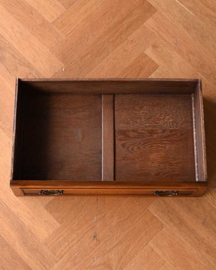 アンティークのキャビネット　アンティーク家具　英国のアンティーク家具、圧迫感を感じさせないスモールローブ（ウォルナット材）。実用的に使って下さい。(q-1382-f)