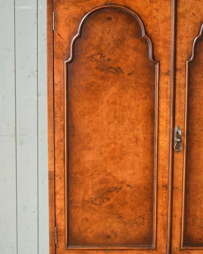 アンティークのキャビネット　アンティーク家具　英国のアンティーク家具、圧迫感を感じさせないスモールローブ（ウォルナット材）。自慢は木目の美しさ一番の魅力は銘木だけが持つ美しい木目。(q-1382-f)