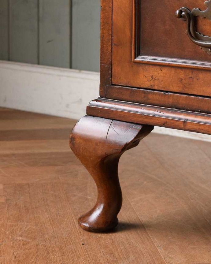 アンティークのキャビネット　アンティーク家具　英国のアンティーク家具、圧迫感を感じさせないスモールローブ（ウォルナット材）。女性１人でもラクに運べちゃうヒミツHandleのアンティークは、脚の裏にフェルトキーパーをお付けしているので、床を滑らせれば女性でも移動がカンタンです。(q-1382-f)
