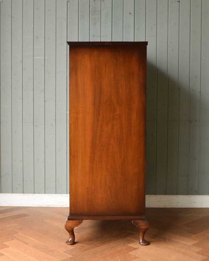 アンティークのキャビネット　アンティーク家具　英国のアンティーク家具、圧迫感を感じさせないスモールローブ（ウォルナット材）。横から見てもステキなんです。(q-1382-f)